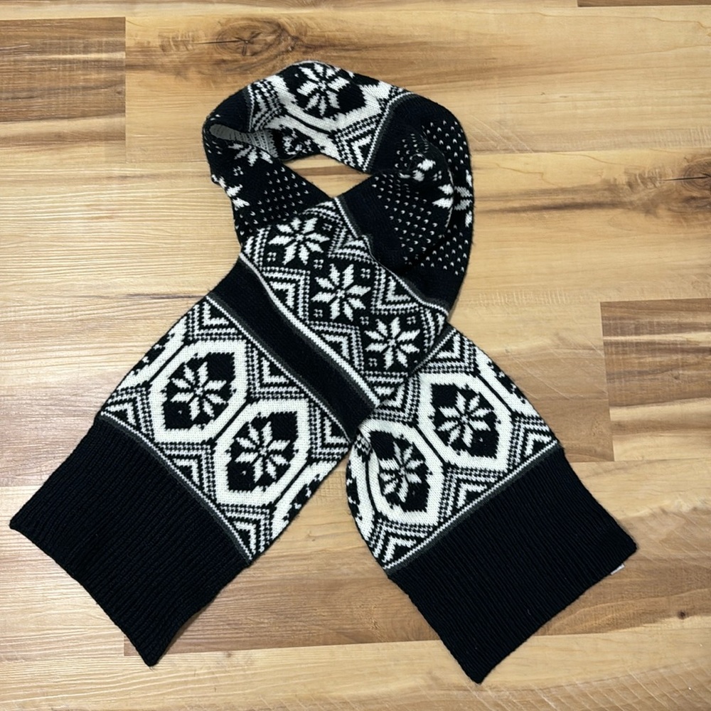 Black and white knit scarf